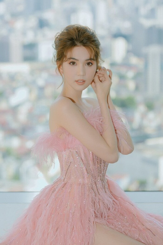 Ngọc Trinh được biết đến là tín đồ màu hồng nên trong tủ đồ của cô có rất nhiều trang phục gam màu này, từ đồ dạo phố, đi du lịch cho đến dạ hội.