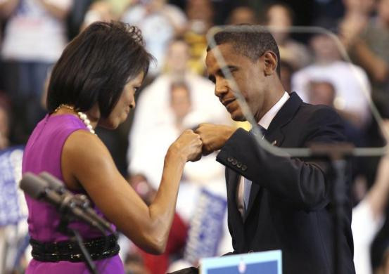 Bà Michelle khẽ cụng tay với phu quân Barack Obama chúc mừng ông sau bài phát biểu thành công kêu gọi sự ủng hộ của cử tri ở St Paul, Minnesota ngày 3/6/2008.