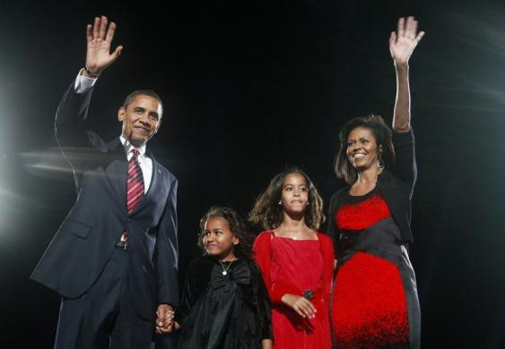 Gia đình Obama hạnh phúc trên sâu khấu Chicago ngày 4/11/2008 sau khi công bố kết quả bầu cử tổng thống Mỹ với chiến thắng thuộc về “người đàn ông da màu”.