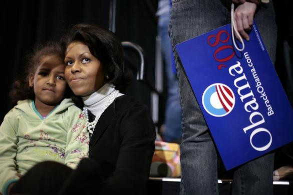 Bà Michelle Obama âu yếm bồng cô con gái Sasha trên tay ngày 11/2/2007 tại Đại học bang Iowa ở Ames, Iowa.