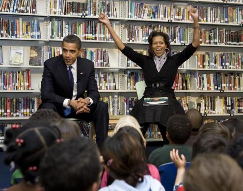 Đệ nhất phu nhân Michelle Obama vui vẻ trò chuyện với học sinh tiểu học Washington ngày 3/2/2009 với Tổng thống Obama ngồi ngay bên cạnh. Trong vai trò là Đệ nhất phu nhân của nước Mỹ, bà Michelle luôn tích cực và chủ động tham gia các hoạt động xã hội.