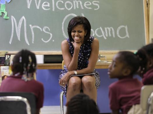 Bà Michelle Obama mỉm cười trong cuộc gặp gỡ các học sinh lớp 3 tại trường tiểu học Ferebee Hope tại Washington ngày 13/5/2009.