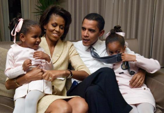 Gia đình hạnh phúc của Tổng thống Barack Obama, Đệ nhất phu nhân Michelle và 2 cô con gái Malia, Sasha ngày 2/11/2004.