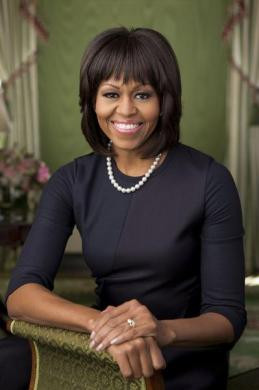 Bức chân dung chính thức của Đệ nhất phu nhân Michelle Obama trong phòng Xanh của Nhà Trắng ngày 12/2/2013.