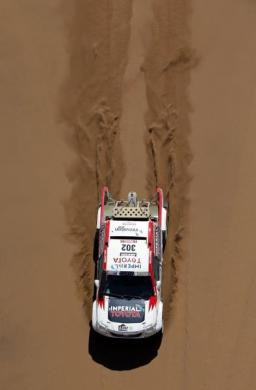 Cuộc đua đường trường Dakar Rally 2014 gay cấn, hấp dẫn được truyền hình ở 189 quốc gia với khoảng 2,2 tỉ khán giả theo dõi từ lúc xuất phát cho đến đích. Trong ảnh là tay đua Giniel De Villiers của Nam Phi ở chặng 11 của cuộc đua ngày 16/1.