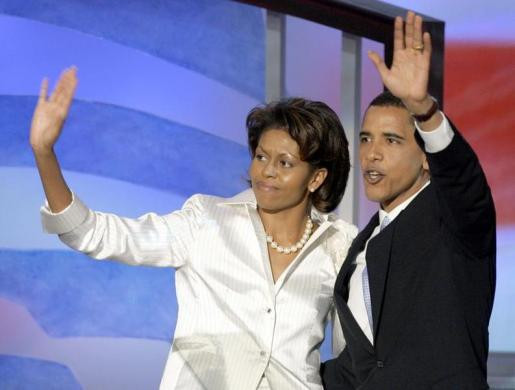 Bà Michelle và phu quân Barack Obama vẫy tay với cử tri Mỹ sau khi ông Obama kết thúc bài diễn văn ở Hội nghị toàn quốc của Đảng dân chủ ở Boston ngày 27/7/2004.
