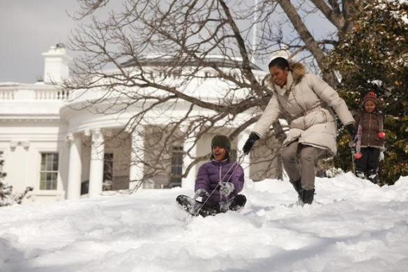 Bà Michelle Obama chơi trượt tuyết với 2 cô con gái Malia và Sasha tại Nhà Trắng ngày 2/3/2009.