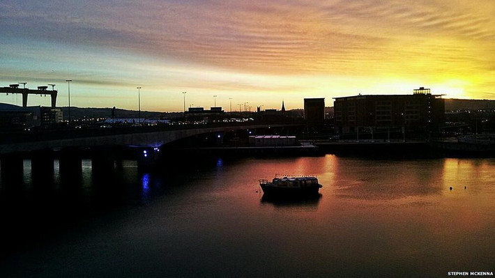 Bầu trời dát vàng và sông Lagan thơ mộng buổi bình minh ở vùng Belfast.