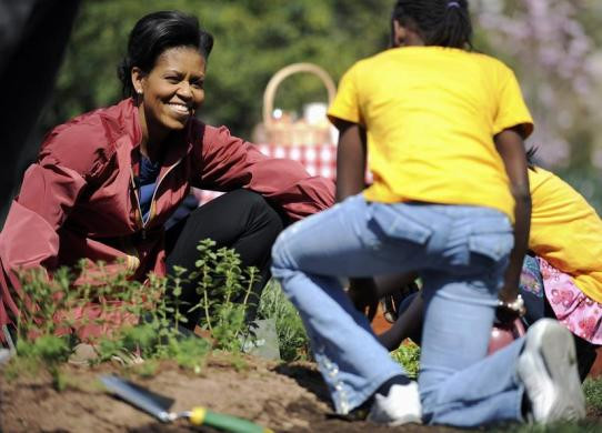 Đệ nhất phu nhân Michelle Obama rạng rỡ làm vườn tại Nhà Trắng ở Washington ngày 9/4/2009.