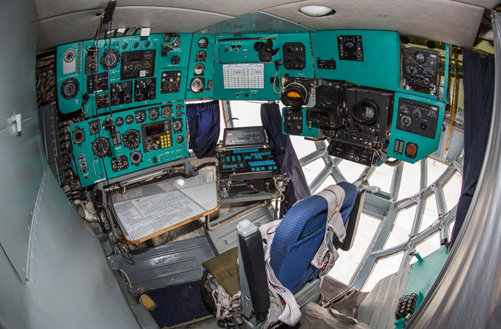 Vị trí ngồi của hoa tiêu Il-78M ở mũi phủ kính.
