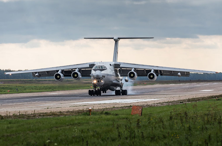 Il-78 Midas được Ilyushin phát triển dựa trên khung thân cơ sở máy bay vận tải hạng nặng Il-76. Nó dài 46,59m, cao 14,76m, sải cánh 50,5m, trọng tượng rỗng khoảng 72 tấn.