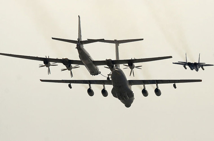 Il-78 thực hiện tiếp nhiên liệu cho máy bay ném bom chiến lược Tu-95MS.