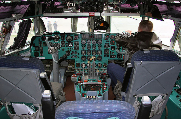 Il-78 được vận hành bởi phi hành đoàn 6 người. Trong ảnh là khoang lái của chiếc Il-78M.