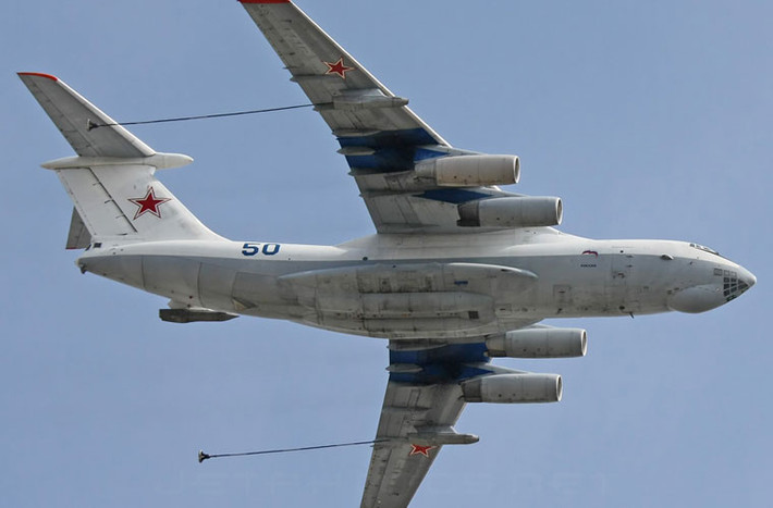 Il-78M trang bị 3 thiết bị tiếp nhiên liệu UPAZ-1M (2 chiếc nằm ở trên cánh, và một nằm ở gần cửa đuôi máy bay), tốc độ chuyển nhiên liệu 1.361kg/phút.