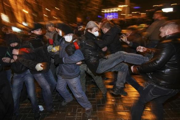 Người biểu tình ủng hộ Moscow và phe ủng hộ chính phủ mới ở Kiev lao vào ẩu đả.
