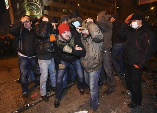 Căng thẳng leo thang thành bạo lực tại thành phố công nghiệp chính ở phía đông của Ukraine, Donetsk hôm qua (13/3). Đây là khu vực có dân số nói tiếng Nga là chủ yếu và do đó, đang ủng hộ tổ chức trưng cầu dân ý để tách Donetsk khỏi Ukraine trong khi tăng cường và củng cố quan hệ với Nga.