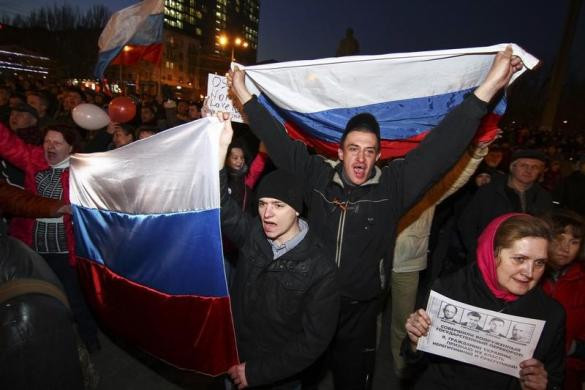 Người ủng hộ Nga biểu tình tại Donetsk ngày 13/3. Họ giương cao cờ Nga và hô to các khẩu hiểu ca ngợi Tổng thống Nga Putin.
