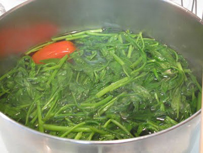 Luộc rau quá kỹ. Việc chế biến rau quá kỹ khiến món ăn mất hương vị vốn có, màu sắc nhợt nhạt không đẹp mắt mà còn khiến chúng mất đi lượng dinh dưỡng lớn. Nguyên nhân là lượng vitamin trong rau xanh khi gặp nhiệt độ cao sẽ dễ dàng bị phá hủy.