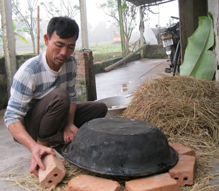 Sau khi kiểm tra chậu, gạch chắc chắn, đầu bếp bắt đầu trải rơm đốt xung quanh, phía trên chậu liên tục trong 30 phút.