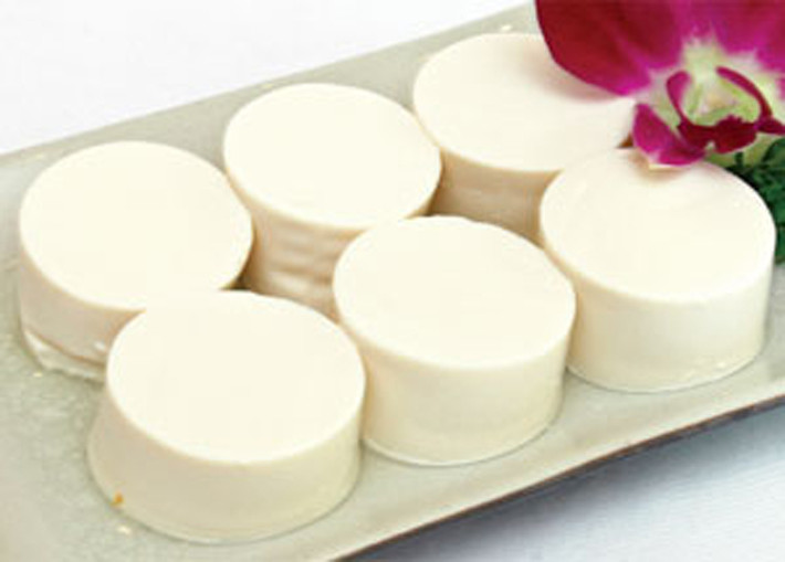 Đậu hũ. Đậu hũ là món ăn truyền thống ở miền bắc Trung Quốc. Đậu hũ có hai vị chính là mặn, ngọt và thường được ăn vào bữa sáng kèm bánh hấp, bánh bao hoặc mì. Đậu hũ Trung Quốc có được hương vị thơm ngon đặc biệt nhờ kinh nghiệm chế biến tích lũy hàng trăm năm.