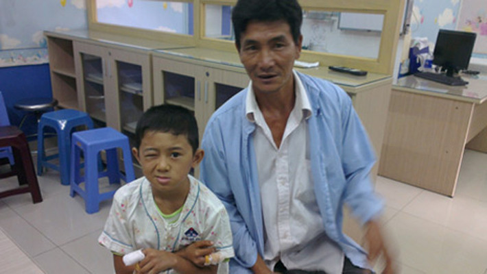 Mới đây nhất, ngày 5/9/2014, dư luận không khỏi xót xa cho trường hợp cháu Nguyễn Chí Tú (11 tuổi, trú tại Ninh Phước, Ninh Thuận) khi đang cầm chiếc điều khiển đồ chơi thì viên pin bất ngờ phát nổ. Tai nạn khiến em buộc phải nhập viện trong tình trạng mất 3 ngón tay, rách giác mạc, đục, vỡ thủy tinh thể, có dị vật nằm sâu trong mắt.