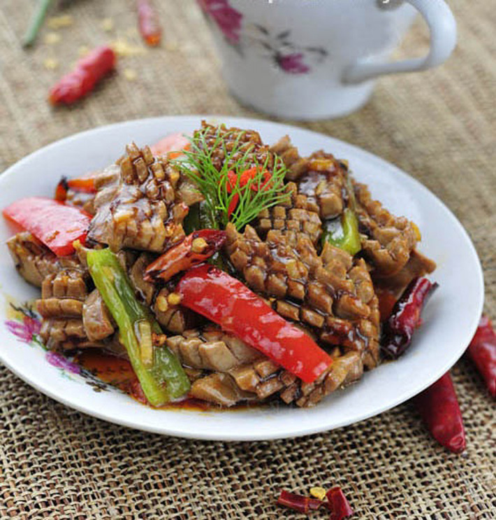 Bầu dục xào ớt. Không mất quá nhiều thời gian, bạn chỉ mất vài phút là có được món ăn màu sắc bắt mắt, giòn dai. Lưu ý, khi chế biến cần làm sạch sẽ, lấy hết phần mỡ trắng bên trong bầu dục. Nếu sợ tanh, bạn có thể ướp với một chút rượu trắng.