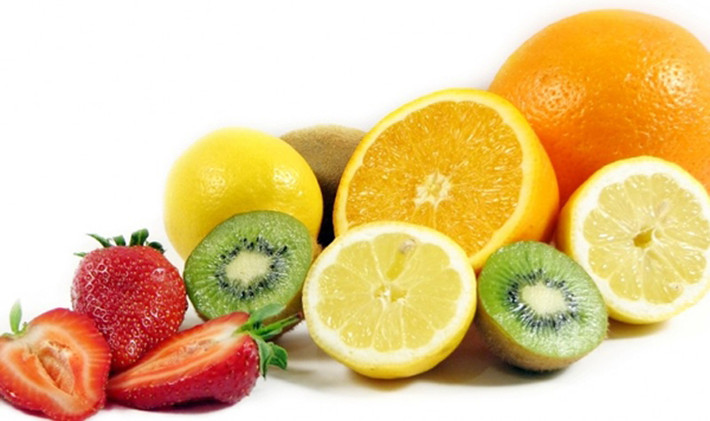 Vitamin C. Vitamin C có nhiều trong ớt chuông, cam, dâu tây, dứa và đậu nành. Theo nghiên cứu, tiêu thụ lượng vitamin C có tác dụng giảm tới 30% nguy cơ phát triển viêm khớp. Tuy nhiên, không nên hấp thu quá nhiều vitamin C. Mỗi ngày phụ nữ chỉ nên hấp thu khoảng 75 mg, trong khi nam giới khoảng 90 mg là thích hợp.