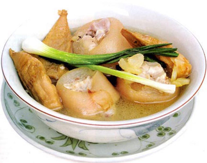 Móng giò ninh măng.