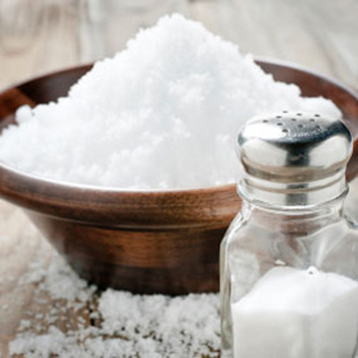 Muối và chất bảo quản. Muối là gia vị không thể thiếu để món ăn đậm đà hơn. Tuy nhiên, nêm muối quá tay lại mang lại mối nguy về viêm khớp. Ngoài ra, bạn cũng nên hạn chế lượng chất bảo quản đưa vào cơ thể bằng cách không sử dụng thực phẩm chế biến sẵn bởi các nhà sản xuất có xu hướng lạm dụng chất bảo quản nhằm kéo dài thời gian bày bán.