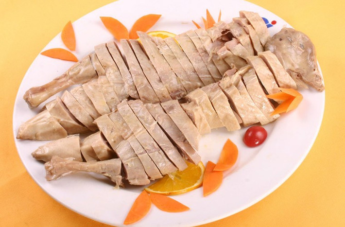 Giang Tô. Nam Kinh là thủ phủ của tỉnh Giang Tô. Nơi đây nổi tiếng với những món thơm ngon mà không hề đắt đỏ. Trong số đó, miến tiết ngan, thịt vịt muối, bánh bao nhân thịt bò chiên, bánh hấp, trứng nước hoa… được đánh giá là những món ngon để đời tại thành phố này.