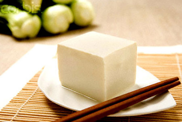 Nhiều người thích thú với cảm giác mát dịu của đậu phụ trần. Tuy nhiên, việc trần qua với nước nóng không thể tiêu diệt hết các vi khuẩn có hại. Tốt nhất, nên hấp đậu trong vòng 5 phút rồi bắt đầu thưởng thức.