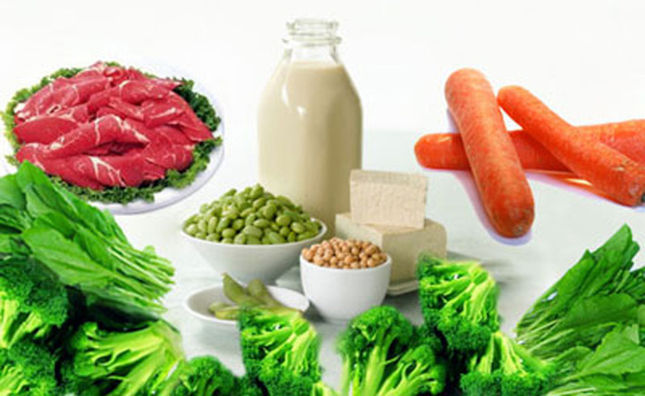 Folate/Axit folic. Folate, axit folic đều là loại axit amin cần thiết trong việc hình thành tế bào mới, nhất là tế bào máu cho cơ thể. Việc khan hiếm yếu tố này nhanh chóng đẩy cơ thể vào tình trạng thiếu máu. Nếu như thịt, cá, trứng, sữa giàu vitamin B thì các loại ngũ cốc nguyên hạt lại khá dồi dào folate, axit folic.