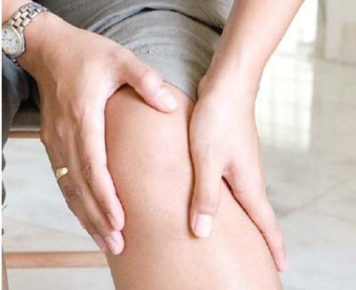 Đau nhức. Đây là triệu chứng phổ biến nhất ở các bệnh nhân ung thư xương. Theo các nhà khoa học đến từ Đại học Virginia (Mỹ), những cơn đau này thường kéo dài và đau nhức hơn vào ban đêm khi cơ bắp thư giãn. Đối với trẻ em, triệu chứng này dễ bị nhầm với chứng bong gân ở xương lúc dậy thì.