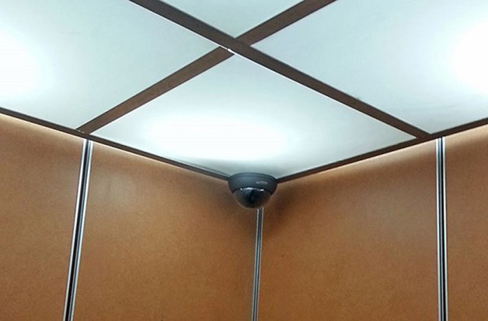 Nếu thang máy có camera, bạn hãy tạo hành động gây chú ý để người quản lý có thể nhìn thấy.