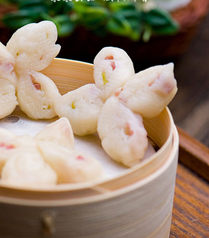 Bánh hấp. Bánh hấp là món ăn ưa thích của người dân Trung Quốc. Thậm chí, nó còn được thưởng thức thay các bữa cơm hàng ngày. Ngoài sự hấp dẫn từ lớp vỏ mềm mại, mùi thơm lừng hấp dẫn, bánh còn khá giàu dinh dưỡng nhờ phần nhân thịt viên bên trong.
