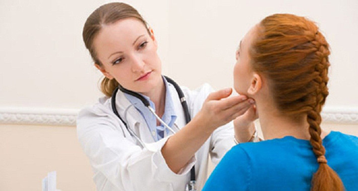 Chưa có cách phát hiện ung thư tuyến giáp riêng biệt. Các xét nghiệm đo lượng hormone kích thích tuyến giáp (TSH) trong máu là cách tốt nhất để phát hiện ra các vấn đề như suy giáp (tuyến giáp hoạt động kém), cường giáp (tuyến giáp hoạt động quá mức). Tuy nhiên, nó chưa thể chỉ ra các dấu hiệu tiền ung thư ở khu vực này. Tốt nhất, khi có các triệu chứng bất thường, bạn nên đi khám bác sĩ để phát hiện bệnh sớm, nâng cao hiệu quả điều trị.