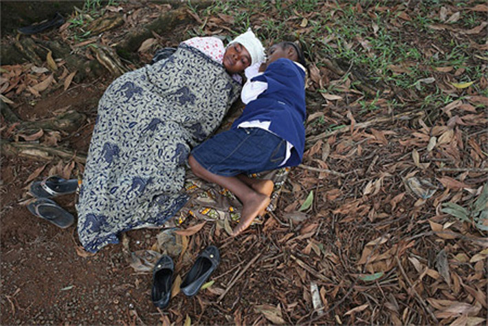 Koala Oumarou, Giám đốc Chương trình Kế hoạch Quốc gia Liberia (Country Director for Plan Liberia) nói thêm: “Không giống như nhiều nước khác, trường hợp gia đình với bố/mẹ đơn thân nuôi dạy con cái khá phổ biến ở Liberia. Một khi họ chết vì Ebola, những đứa trẻ không còn ai chăm sóc và lâm vào hoàn cảnh thực sự bi đát.