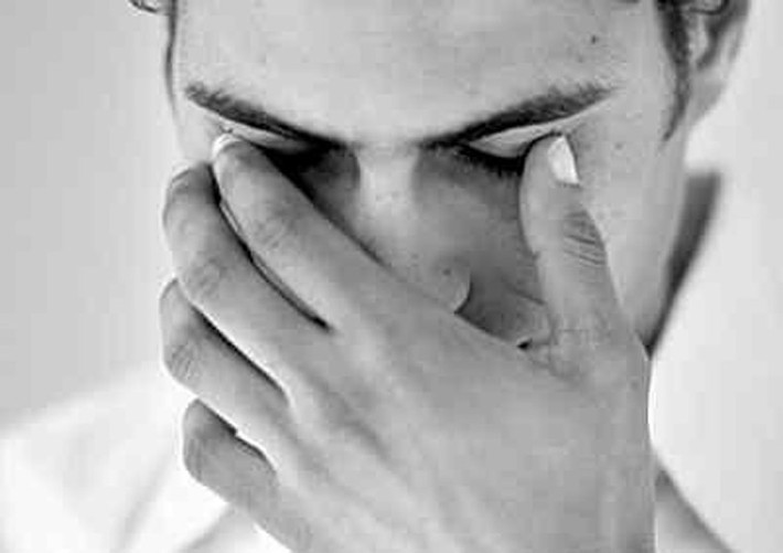 Mờ mắt. Khả năng nhìn bị ảnh hưởng bắt nguồn từ nhiều yếu tố khác nhau song không loại trừ nguyên nhân do tình trạng huyết áp cao gây nên.