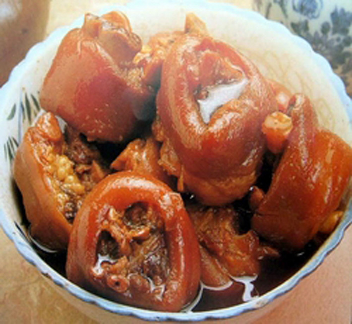 Móng giò kho tàu.