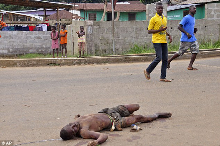 Hiện, có 2.909 ca tử vong và 6.185 trường hợp nhiễm vi rút Ebola được báo cáo tại Liberia, Nigeria, Guinea và Sierra Leone. Người ta hoang mang trước con số khổng lồ này, song ít ai tường tận đằng sau nó là những đứa trẻ đang gồng mình chống chọi với mối nguy Ebola luôn rình rập, sự bơ vơ của thân phận mồ côi.