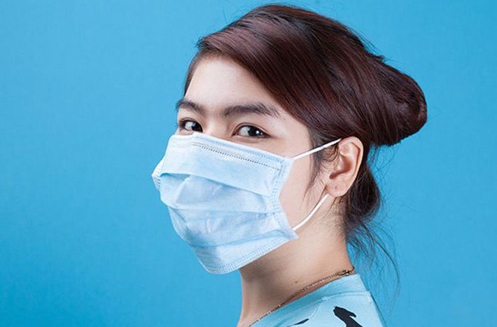 Hạn chế tiếp xúc với ô nhiễm. Việc sống trong khu vực không khí ô nhiễm và tiếp xúc với tia UV có trong ánh mặt trời quá nhiều cũng là yếu tố khiến con người mắc ung thư xương. Nhằm giảm nguy cơ mắc bệnh, bạn nên thường xuyên đeo khẩu trang để bảo vệ cơ thể.