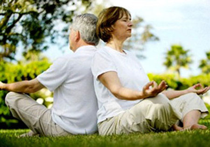 Tập các động tác yoga hoặc các thao tác đơn giản. Những bài tập này có tác dụng cải thiện cơ bắp xung quanh khớp. Khi cơ bắp khỏe mạnh, nó góp phần giảm tải đồ vật cần bưng, bê lên xương; giúp xương được dẻo dai và lâu lão hóa hơn.
