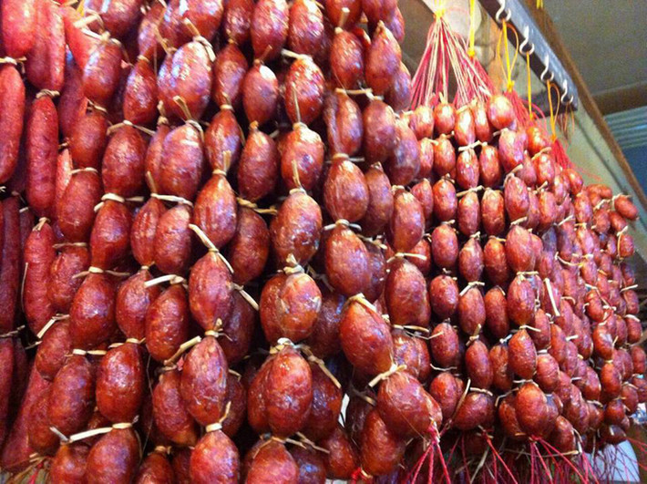 Tung lò mò. Đặc sản "nghe lạ tai, ăn lạ miệng" này chính là lạp xưởng làm từ thịt bò theo ngôn ngữ của người Chăm, An Giang. Nguyên liệu chính để làm tung lò mò là phần thịt bò vụn. Bằng đôi tay khéo léo, người dân loại bỏ gân, mỡ giắt rồi xắt miếng, băm hoặc xay nhỏ sau khi khử mùi bằng hỗn hợp rượu và gừng.