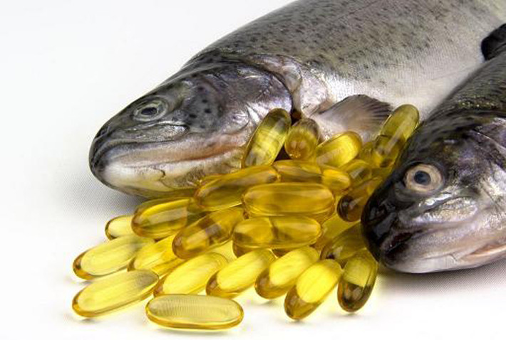 Chất béo Omega-3. Các chất béo không bão hòa chủ yếu được tìm thấy trong các loại cá. Hấp thu axit béo omega – 3 giúp cơ thể giảm triệu chứng viêm khớp dạng thấp, làm chậm sự tiến triển của thoái hóa điểm vàng, nguy cơ Alzheimer khi về già.