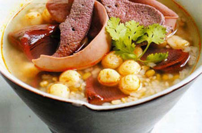 Canh súp bầu dục. Canh súp bầu dục nấu với sơn thù, hồ đào không chỉ là món ngon mà còn là cách dễ dàng cải thiện chứng đau lưng, di tinh ở nam giới. Để bắt đầu, bạn chuẩn bị 10g sơn thù, 15g hồ đào. Bầu dục 1 đôi rửa kỹ, mở rạch, cho dược liệu vào khâu kín rồi hầm nhừ.