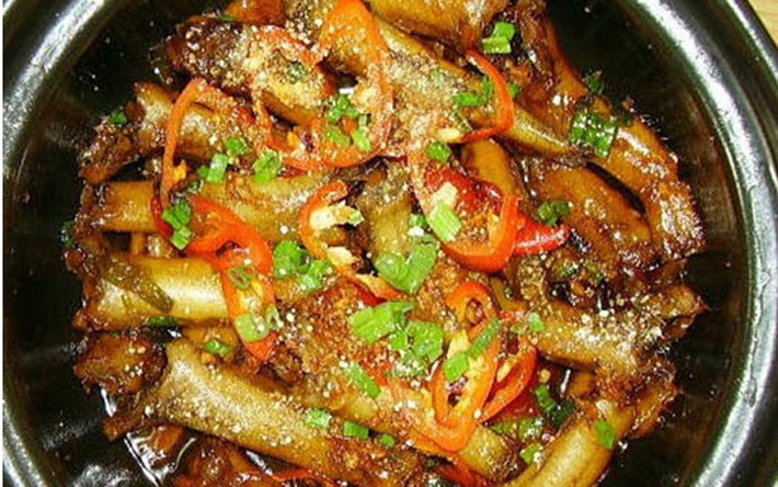 Cá bống cát sông Trà. Cá bống ngon nhất khi kho tiêu. Cá rửa sạch, cho vào niêu đất, thêm ít nước mắm, đường, muối, hành, tiêu… đun lửa liu riu cho đến lúc chín. Cá bống kho tiêu đậm đà hơi cay được ăn kèm với cơm nóng.