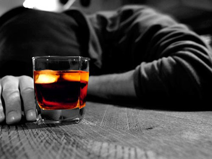 Đặc biệt, việc uống rượu với lượng lớn, thời gian dài khiến các độc tố trong nó dễ dàng tác động gây tổn thương các mô khỏe mạnh, hình thành tế bào ung thư.
