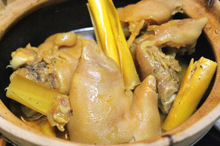 Móng giò nấu hon. Nấu hon là một cách chế biến khá phổ biến của người dân miền Trung. Để có được món ngon, quá trình nấu nướng tuyệt đối không được bỏ qua các nguyên liệu đặc trưng như nghệ, sả. Đồng thời, chị em cần bỏ ra khá nhiều thời gian ninh để xương thật nhừ.