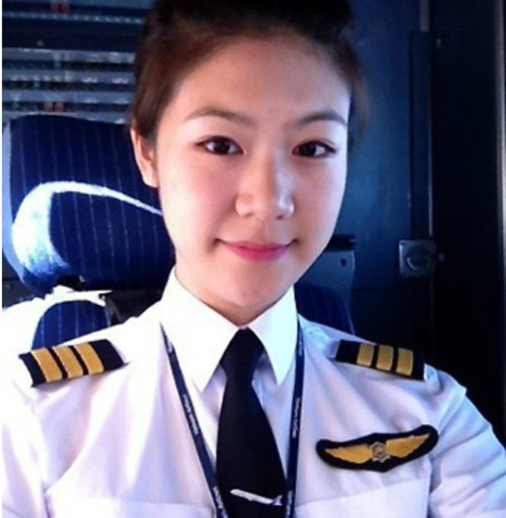 Huỳnh Lý Đông Phương lái máy bay cho Vietnam Airlines từ khi cô mới 23 tuổi. Đến bây giờ, cô đã có 4 năm kinh nghiệm. Cô cho biết, phi công là nghề mà cô ước mơ từ nhỏ. Mặc dù bố mẹ không ủng hộ, nhưng bằng nhiều nỗ lực Phương đã thuyết phục được gia đình.