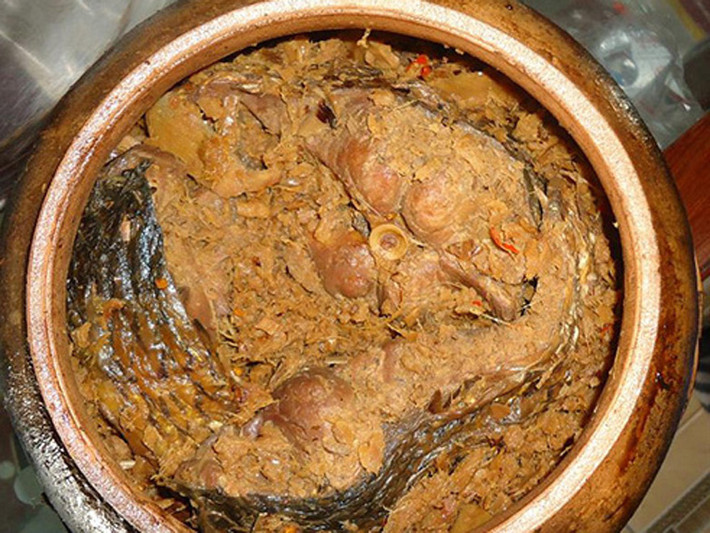 Cá kho Hà Nam tạo được thương hiệu như vậy nhờ khâu chế biến cầu kỳ cùng hương vị hấp dẫn. Nguyên liệu được chọn làm món ăn thường là cá trắm đen, làm sạch rồi đặt vào niêu đất. Dưới niêu được lót lớp riềng nhằm tránh cá bị cháy khi kho suốt 10 – 12 giờ. Cá kho đúng điệu khi khúc cá có màu nâu sậm, thịt mềm, xương tan… ăn không phải bỏ đi chút nào.